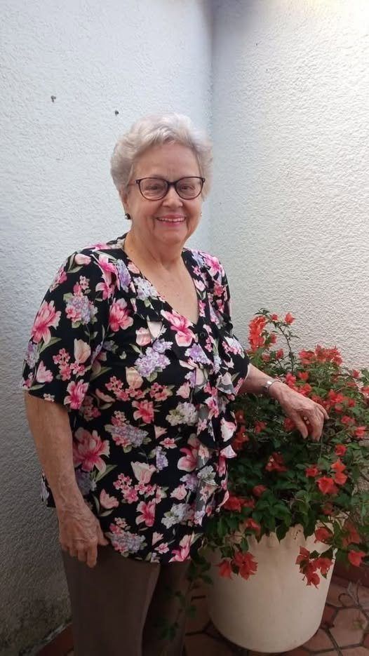 Avó emocionada com música de aniversário