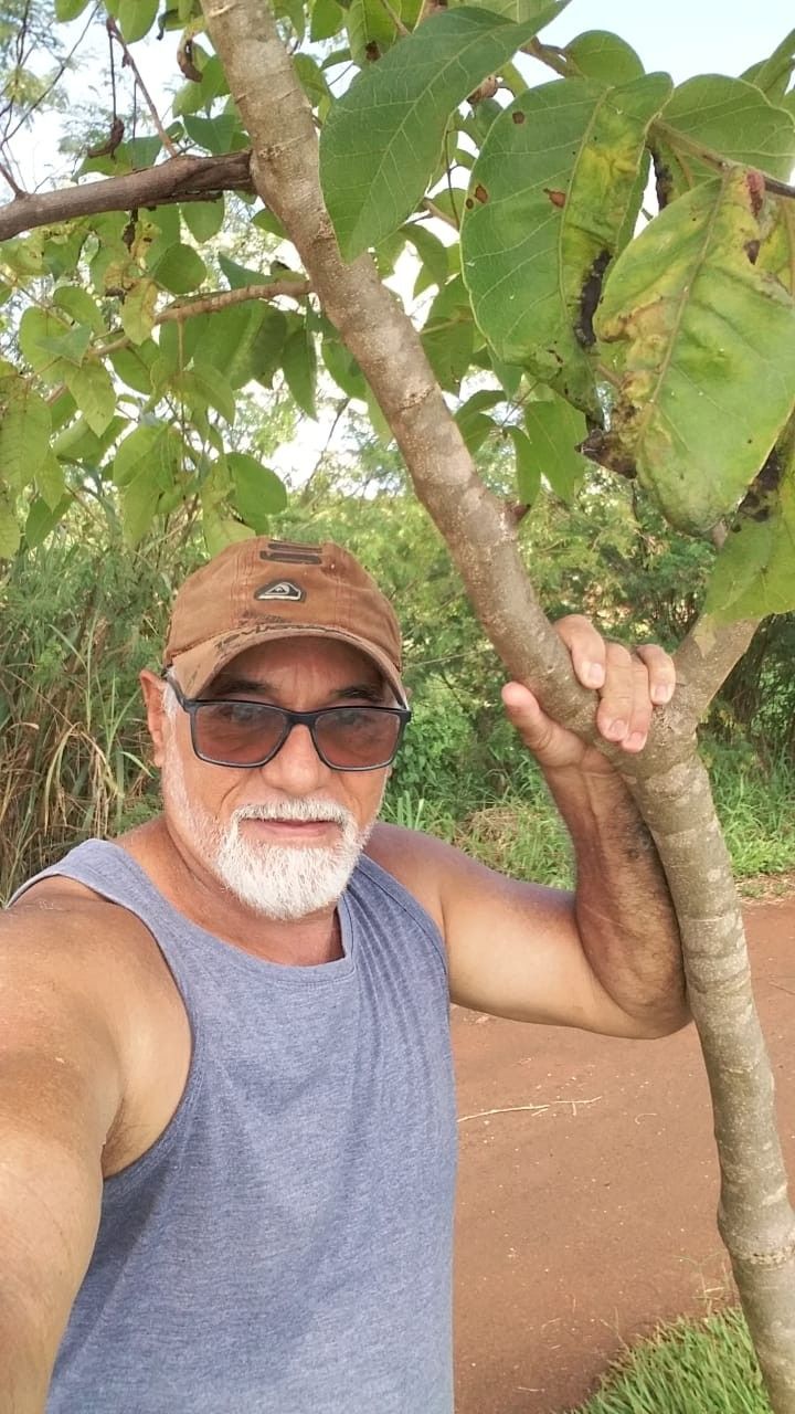 Casal sênior ouvindo música romântica